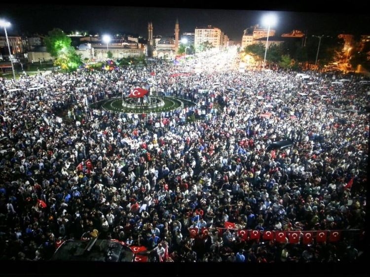 Meydanlar doldu, nöbet sabaha kadar sürdü 47