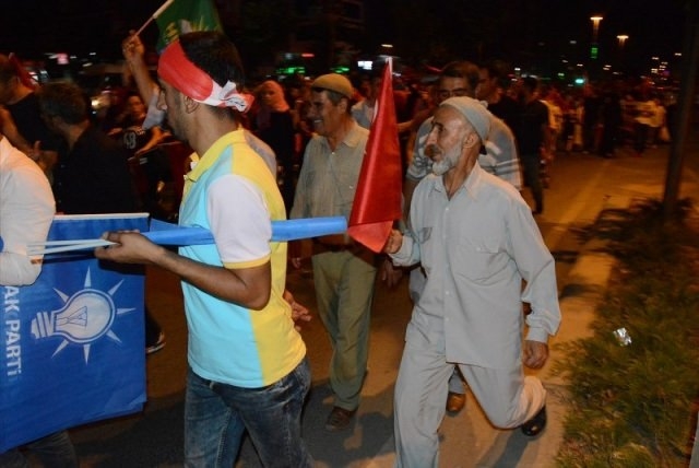 Meydanlar doldu, nöbet sabaha kadar sürdü 52