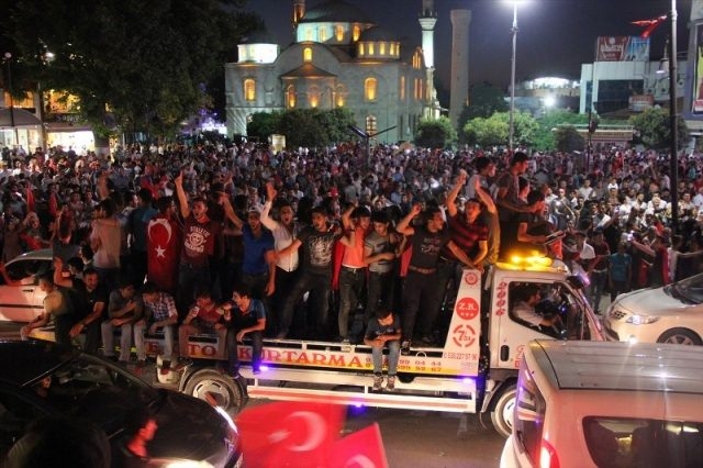 Meydanlar doldu, nöbet sabaha kadar sürdü 53