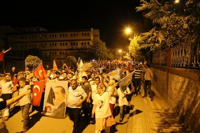 Meydanlar doldu, nöbet sabaha kadar sürdü 55