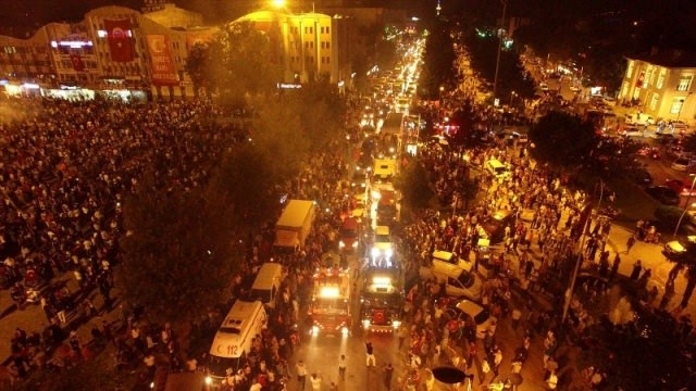Meydanlar doldu, nöbet sabaha kadar sürdü 56