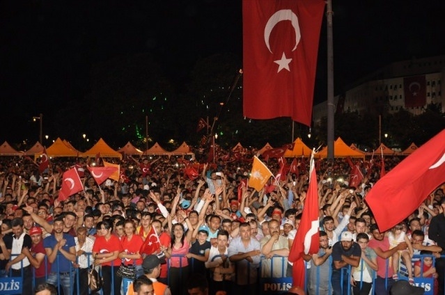 Meydanlar doldu, nöbet sabaha kadar sürdü 57