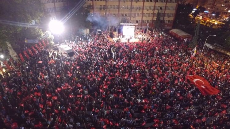 Meydanlar doldu, nöbet sabaha kadar sürdü 6