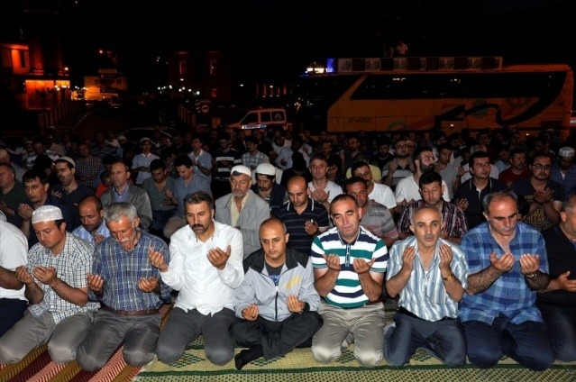 Meydanlar doldu, nöbet sabaha kadar sürdü 61