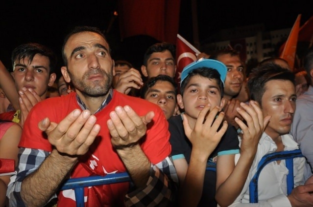 Meydanlar doldu, nöbet sabaha kadar sürdü 64