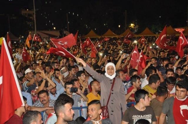 Meydanlar doldu, nöbet sabaha kadar sürdü 73