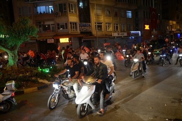 Meydanlar doldu, nöbet sabaha kadar sürdü 78