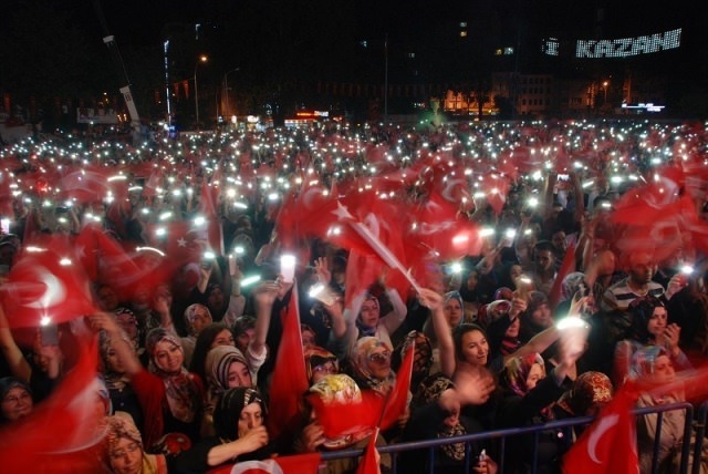 Meydanlar doldu, nöbet sabaha kadar sürdü 80