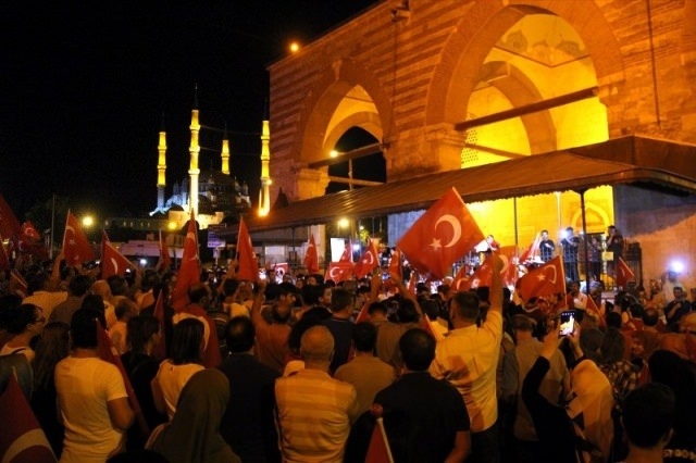 Meydanlar doldu, nöbet sabaha kadar sürdü 81