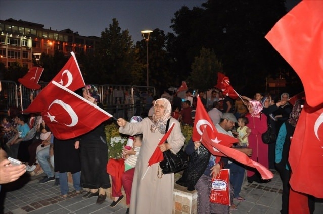 Meydanlar doldu, nöbet sabaha kadar sürdü 82