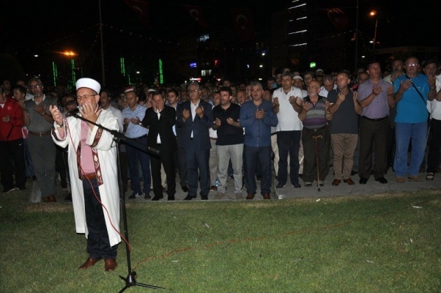 Meydanlar doldu, nöbet sabaha kadar sürdü 83