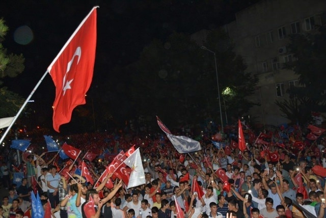 Meydanlar doldu, nöbet sabaha kadar sürdü 84