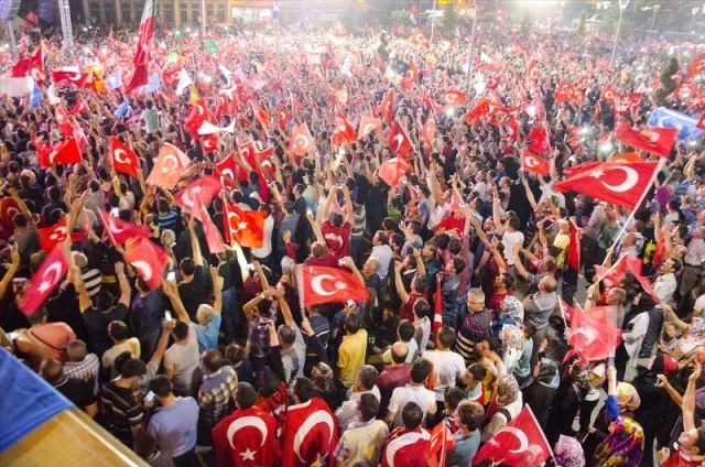 Meydanlar doldu, nöbet sabaha kadar sürdü 90