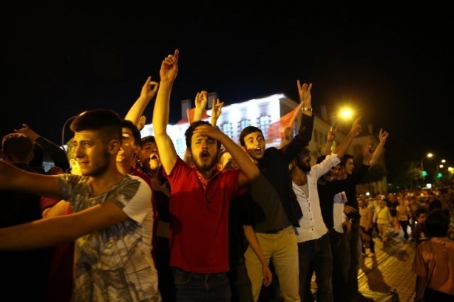 Meydanlar doldu, nöbet sabaha kadar sürdü 94