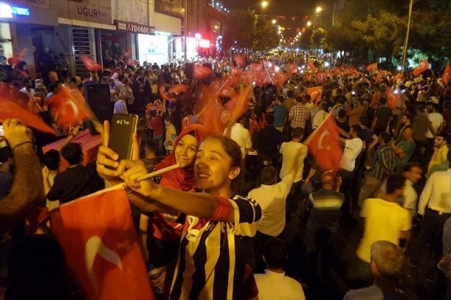 Meydanlar doldu, nöbet sabaha kadar sürdü 95