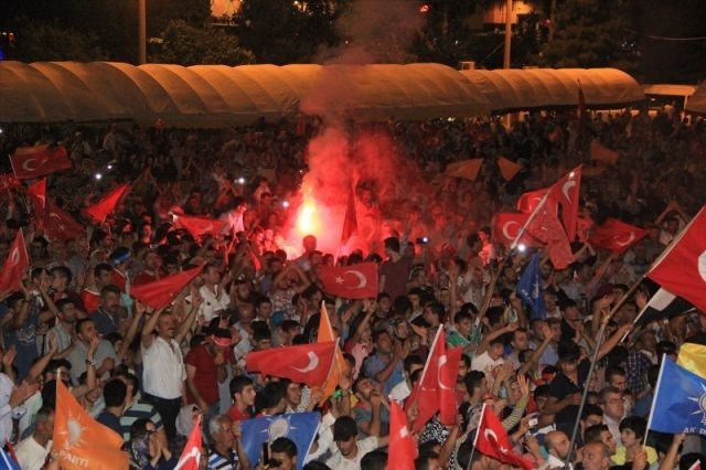 Meydanlar doldu, nöbet sabaha kadar sürdü 96