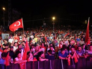 Meydanlar doldu, nöbet sabaha kadar sürdü