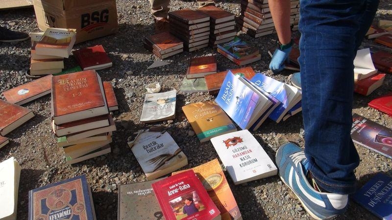 FETÖ'cü darbeciler Kur'an-ı bile yerlere atmış! 24