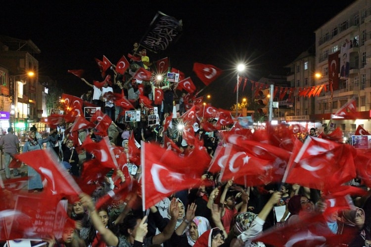 Meydanların en dikkat çeken pankartları 104