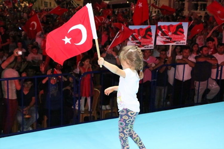 Meydanların en dikkat çeken pankartları 105