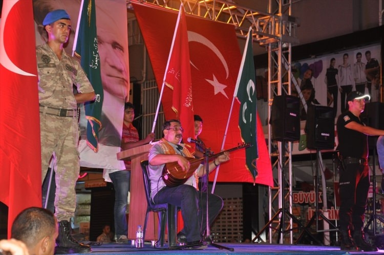 Meydanların en dikkat çeken pankartları 113