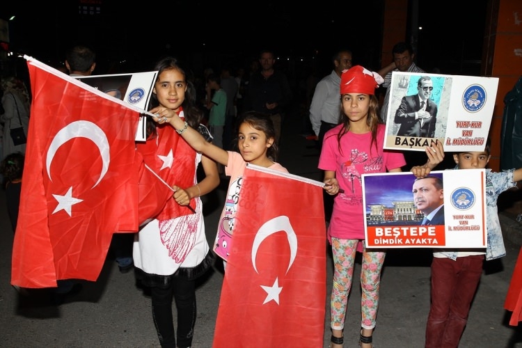 Meydanların en dikkat çeken pankartları 125