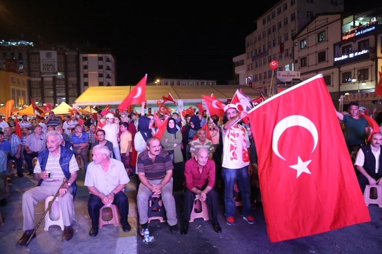 Meydanların en dikkat çeken pankartları 129