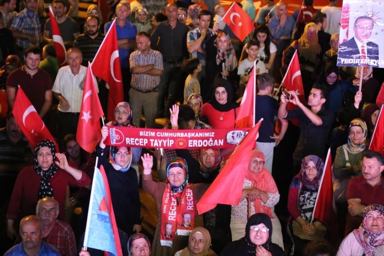 Meydanların en dikkat çeken pankartları 137