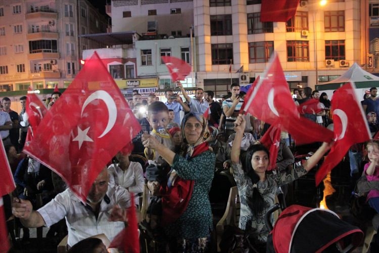 Meydanların en dikkat çeken pankartları 140