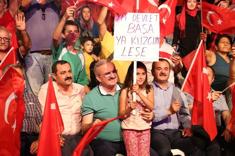 Meydanların en dikkat çeken pankartları 48