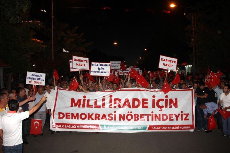 Meydanların en dikkat çeken pankartları 66