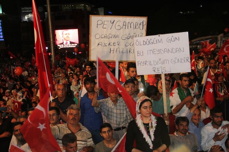 Meydanların en dikkat çeken pankartları 69