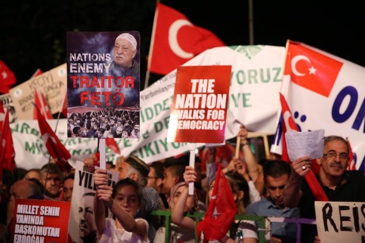 Meydanların en dikkat çeken pankartları 70