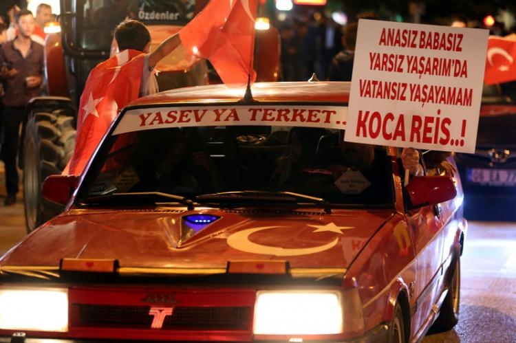 Meydanların en dikkat çeken pankartları 80