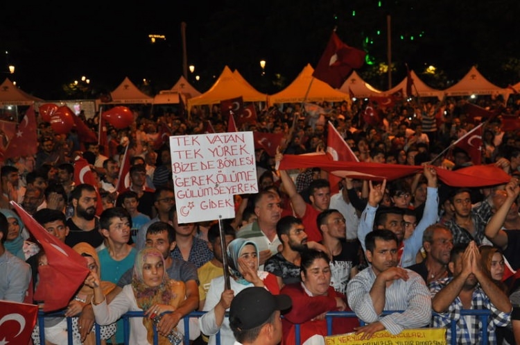 Meydanların en dikkat çeken pankartları 83