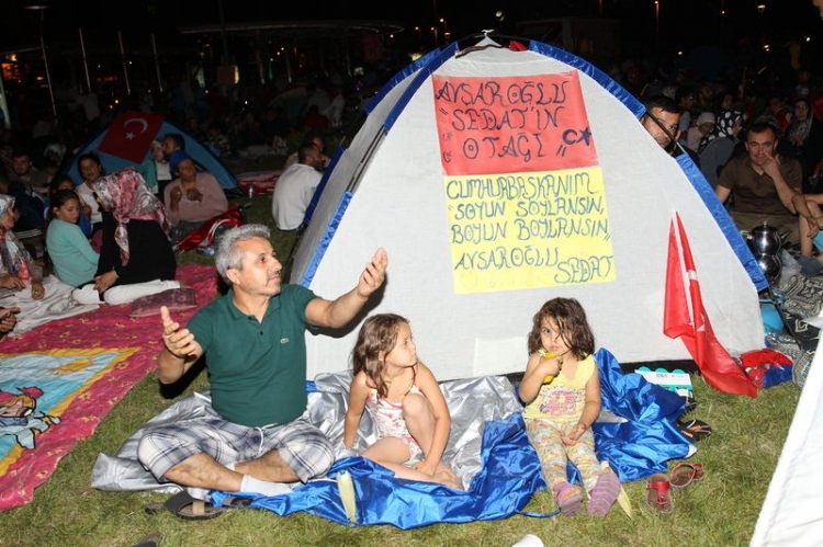 Meydanların en dikkat çeken pankartları 90