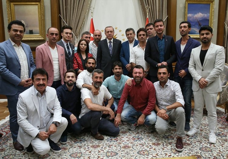 Erdoğan demokrasi nöbeti tutan ünlüleri kabul etti 13