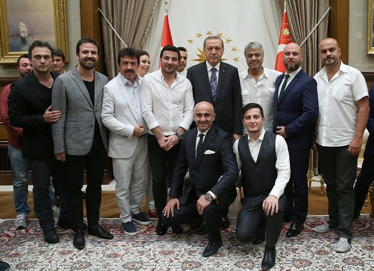 Erdoğan demokrasi nöbeti tutan ünlüleri kabul etti 8