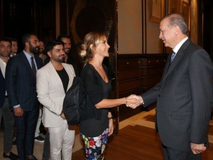 Erdoğan demokrasi nöbeti tutan ünlüleri kabul etti