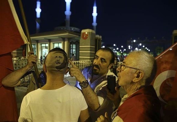 Erdoğan'ın portresini kalfasının başına resmetti 11