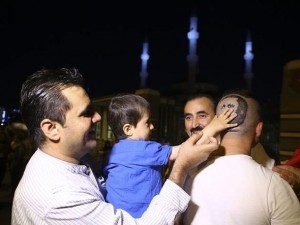 Erdoğan'ın portresini kalfasının başına resmetti