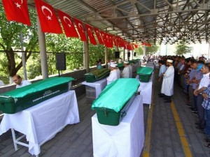 Çocuk bombacıyla çocukları katlettiler