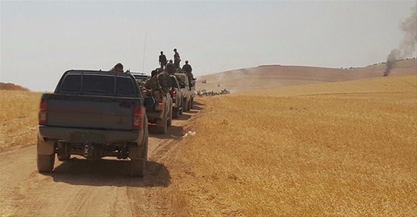 Kollarındaki kırmızı ve mavi bantlar ne anlama geliyor? 17