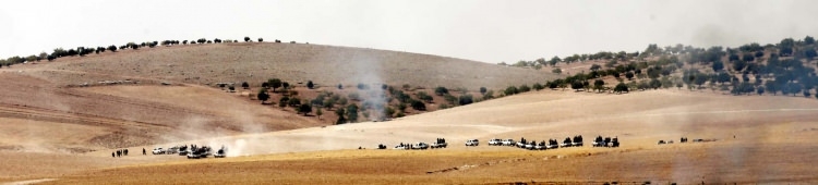 Kollarındaki kırmızı ve mavi bantlar ne anlama geliyor? 22