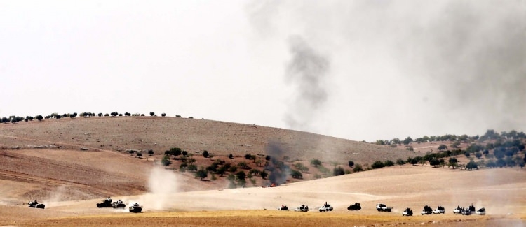 Kollarındaki kırmızı ve mavi bantlar ne anlama geliyor? 23