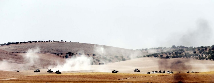 Kollarındaki kırmızı ve mavi bantlar ne anlama geliyor? 24