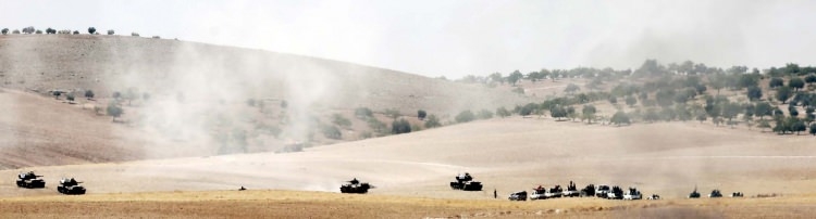 Kollarındaki kırmızı ve mavi bantlar ne anlama geliyor? 25