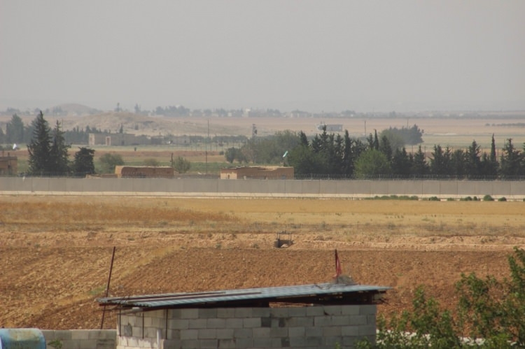 Kollarındaki kırmızı ve mavi bantlar ne anlama geliyor? 26