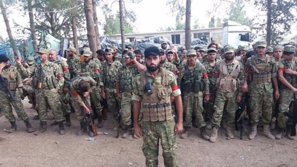 Kollarındaki kırmızı ve mavi bantlar ne anlama geliyor? 6