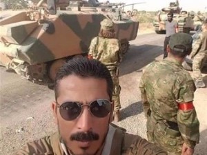 Kollarındaki kırmızı ve mavi bantlar ne anlama geliyor?